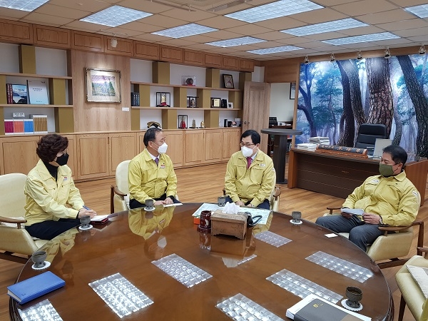 서정원 경주교육장이 2일 경주시청을 방문해 경주시장 주낙영, 경주시의회 의장 윤병길과 코로나19 확산에 대한 학교 대응 방안에 대하여 논의했다.