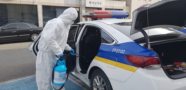 경주경찰서 성건파출소 순찰차 소독 모습.