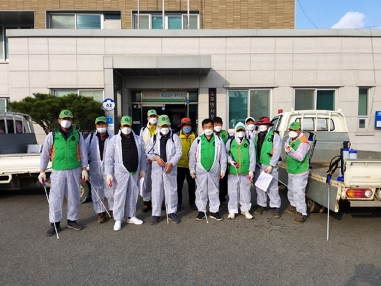전남 영암군 도포면에 방역 작업을 해주시는 분들의 사진이다.