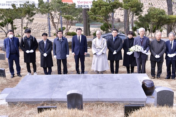 ▲3일 오전 이용섭 광주광역시장이 북구 망월동 민족민주열사 묘역(구 묘역)에서 제40주년 5·18민중항쟁기념행사위원회 전국상임행사위원장단과 함께 참배를 하고 있다.(사진제공=광주광역시)