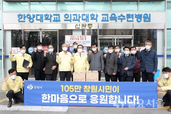 허성무 창원시장은 3일 코호트 격리(동일집단 격리) 중인 한마음창원병원을 방문해 오랫동안 격리생활을 하고 있는 의료진과 시민들을 찾아 위문 방문했다. @ 창원시 제공