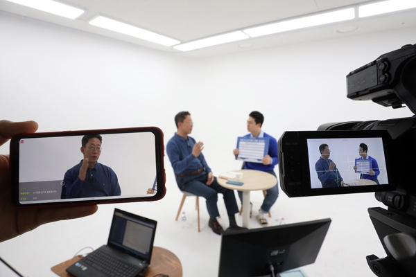 LG유플러스가 코로나19 확산 방지 등을 위해 비대면 모바일 신입사원 교육과 디지털 수료식을 개최했다. [LG유플러스]