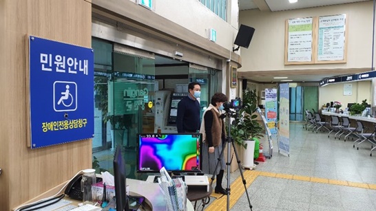 열감지카메라 앞 출입장면