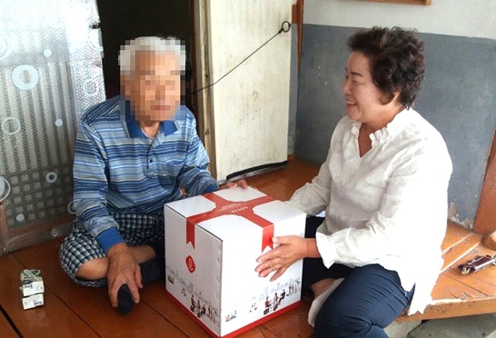 자원봉사자가 장성읍 1인가구를 방문해 생필품을 전달하고 있다.