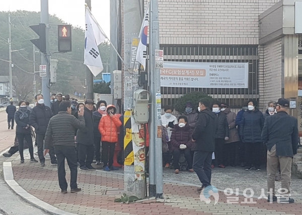 4일, 고암우체국에서 고암면 관계자가 주민들에게 양해를 구하고 있는 모습이다. @ 창녕군 제공