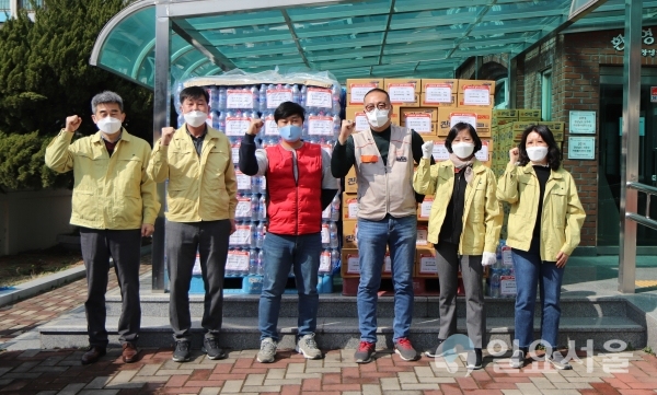 지난 4일, 창녕군자원봉사센터에서 아이마트 창녕점 관계자들이 자가격리자 긴급구호물품을 전달하고 기념촬영을 하고 있다. @ 창녕군 제공