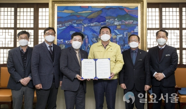 4일 통영시장실에서 열린 협약식에는 강석주 통영시장과 마차숙 한국농어촌공사 고성통영거제지사장 등 업무관계자들이 참석했다. @ 통영시 제공