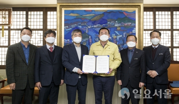 4일 통영시장실에서 열린 협약식에는 강석주 통영시장과 최명용 한국어촌어항공단 이사장 등 업무관계자들이 참석했다. @ 통영시 제공
