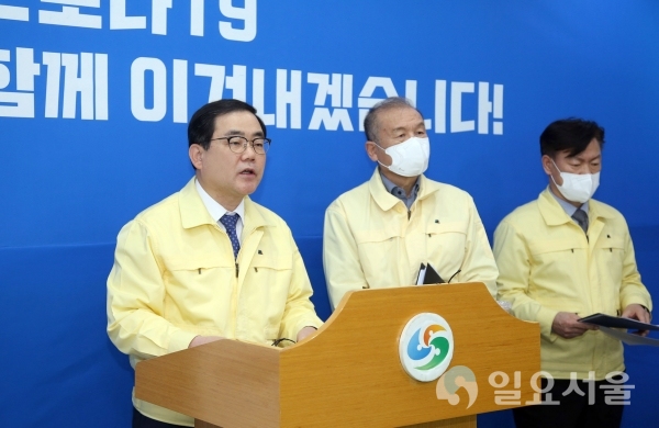허성무 창원시장이 코로나19 관련 추가 확진자 2명에 대한 브리핑을 하고 있다. @ 창원시 제공