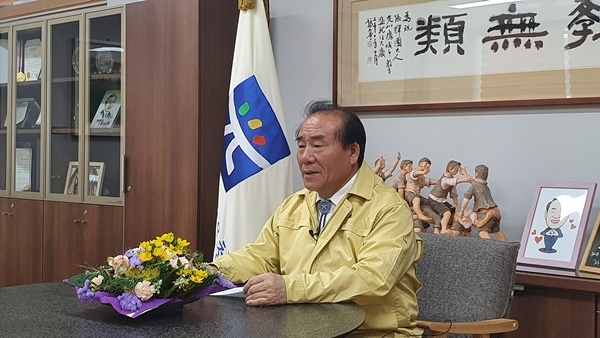 ▲장휘국 광주시교육감이 코로나19로 인해 개학이 3주 연기되는 헌정 사상 초유의 상황을 맞아 긴급 ‘교직원 호소문’을 발표했다.(사진제공=광주시교육청)