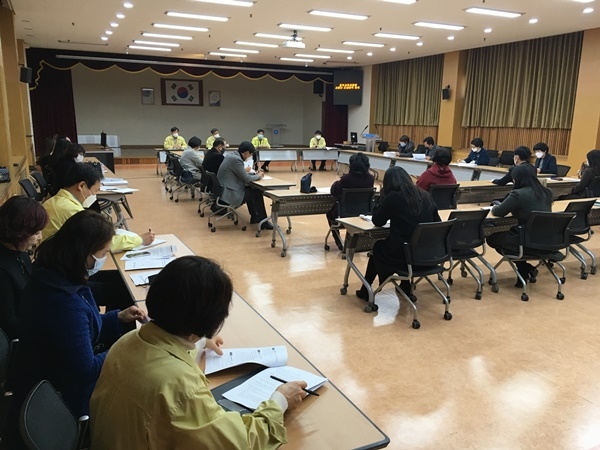 ▲광주동부교육지원청(교육장 김철호)이 4~5일 이틀에 걸쳐 동부 관내 전체 초‧중학교 교장을 대상으로 개학 연기 후속 방안 및 지원을 위한 권역별 교장단 긴급 대책 회의를 개최했다.(사진제공=광주시교육청)