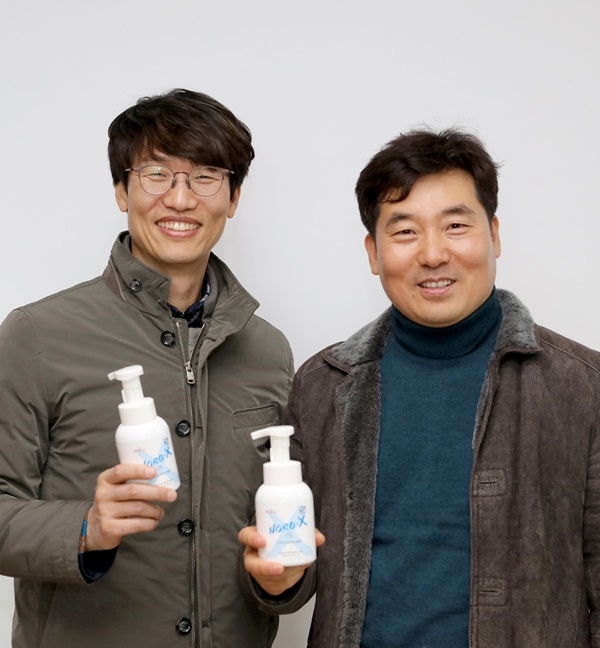 ▲전남대 연구소기업 김두운 사장(오른쪽)과 권요셉 부사장(사진제공=전남대학교)