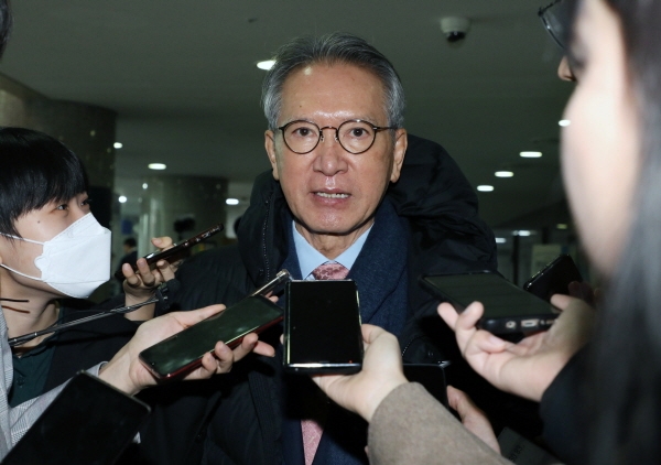 김형오 미래통합당 공천관리위원장이 20일 오전 서울 여의도 국회 의원회관에서 열린 미래통합당 공관위 회의에 참석하기 위해 들어서며 기자들의 질문에 답변하고 있다. 2020.02.20. [뉴시스]