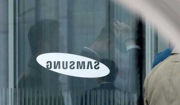 삼성전자가 당초 예상보다 디스플레이와 메모리 사업 환경이 약세를 보임에 따라 올해 1분기 실적이 시장 기대 수준을 하회할 것으로 예상된다고 자율 공시한 27일 오후 서울 서초구 서초동 삼성전자 사옥 앞 모습. 삼성전자가 실적 악화를 미리 공시한 것은 처음이다. 2019.03.27. [뉴시스]