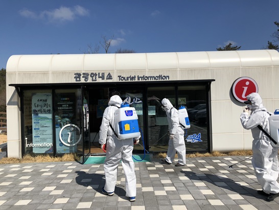 전남 신안군에서 압해읍이장협의회가 코로나19방역활동을 진행하고 있는 모습이다.