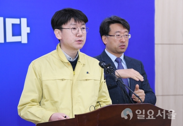 김명섭 경남도 대변인이 코로나19관련 브리핑을 하고 있다. @ 경상남도 제공