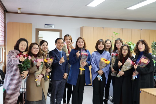 영광교육지원청은 세계여성의 날을 맞아 화훼농가 살리기 캠페인을 진행했으며, 여성직원들에게 꽃다발 선물 행사가 열렸다.