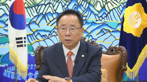 이주영 국회부의장이 지난 18일 국회 본관 국회부의장실에서 기자의 질문에 답변하고 있다.