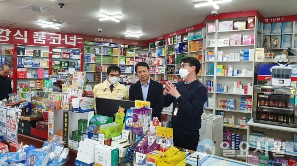 사천시 최재원 부시장(가운데)은 지난 6일, 사천읍 소재 약국을 방문해 마스크 중복구매 확인시스템(DUR) 구축 상황을 점검했다. @ 사천시 제공