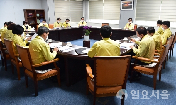 조규일 진주시장 주재로 '코로나19' 관련 확대 간부회를 진행하고 있다. @ 진주시 제공