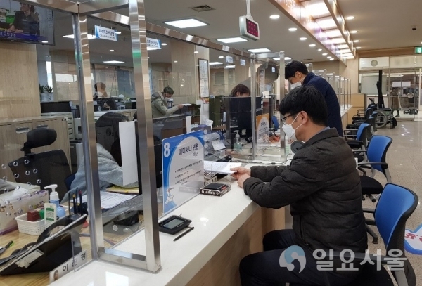 6일, 군청 종합민원실 투명 가림막 민원창구에 민원업무를 보고 있다. @ 창녕군 제공