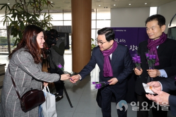 지난해 3월 8일 허 시장은 출근하는 여직원들에게 보라색 장미와 빵을 나눠주며 ‘여성인권 향상과 성평등 사회의 실현’을 약속한 바 있다. @ 창원시 제공