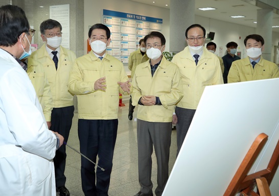 지난 7일 코로나19 지역 확산에 대비한 현장점검에 나선 김영록 전남지사가 전남 강진의료원에서 이승옥 강진군수와 함께 현장대응사항을 점검하고 있다