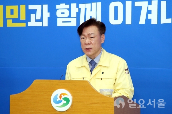안병오 창원시 '코로나19' 종합상황실장이 관련 브리핑을 하고 있다. @ 창원시 제공