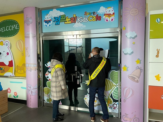 영암 경찰이 코로나19 예방을 위한 국민행동 수칙을 홍보했다.(사진은 관내 키즈카페에 방문한 모습)