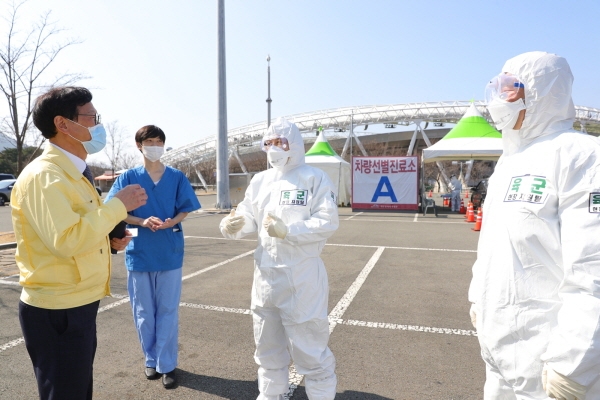 김대권 수성구청장이 대구스타디움 드라이브스루 선별진료소에서 공보의와 501여단 수성구대대 현장근무자의 노고에 감사의 인사를 전하고 있다.