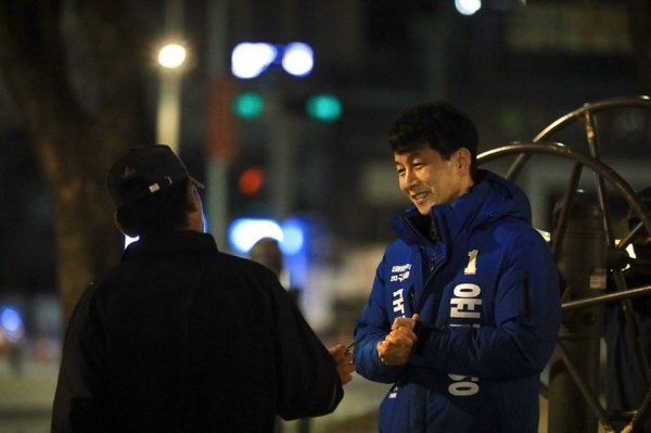 지난달 31일 서울 구로을 출마를 선언한 윤건영 전 청와대 국정상황실장이  지역에서 선거 유세 활동을 펼치고 있는 모습. [뉴시스]