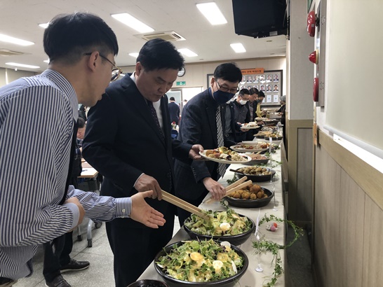 전남 곡성군에서 열린 토란음식 시식회가 진행중인 모습이다.