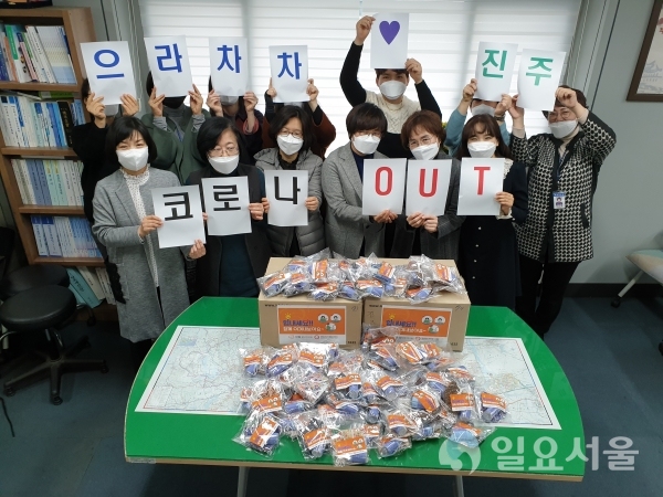 진주시자원봉사센터에서는 10일, 손소독제와 천마스크로 구성된 '코로나19' 예방 안심키트 120세트를 지역 저소득 어르신들에게 전달했다. @ 진주시 제공