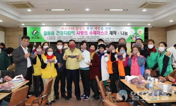 함안군 칠원읍은 9일부터 10일까지 양일간에 걸쳐 코로나19 확산 예방을 위해 건강지킴이 사랑의 수제마스크 제작을 실시했다. @ 함안군 제공