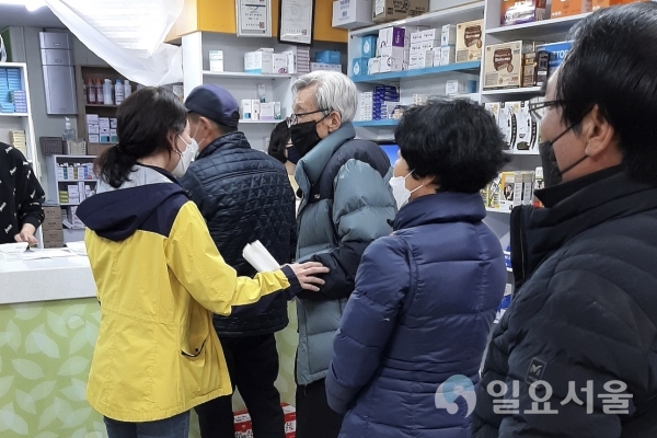 합천군은 공적마스크 5부제 시행에 따라 약국 업무 가중 및 군민 불편함을 최소화하기 위해 공무원 인력 지원단을 편성해 1인 약국 등에 인력을 지원하고 있다. @ 합천군 제공
