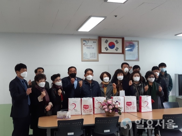 진주시여성단체協, 진주시자원봉사단체協이 현장 방문 격려하는 모습 @ 진주시 제공