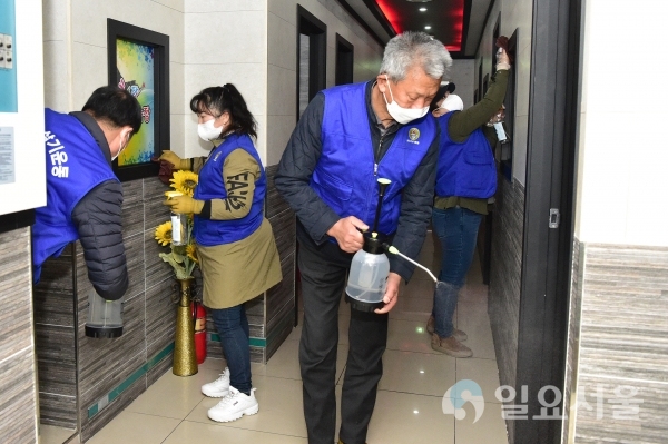 진주시는 '코로나19'의 대응을 위해 공무원과 읍면동 주민·봉사단체가 함께하는 ‘일제 방역소독의 날’을 11일부터 13일까지 운영한다. @ 진주시 제공