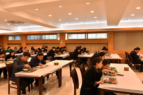 전남 담양군에서 사회적 거리두기 ‘식당 한 방향 앉기’ 캠페인을 전개하고 있는 모습