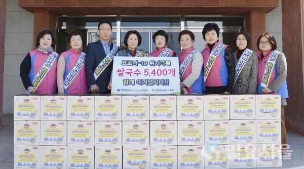 경남생활개선회(왼쪽세번째부터 조길환 기술지원국장, 최달연 원장, 공길여 회장) @ 경남도농업기술원 제공