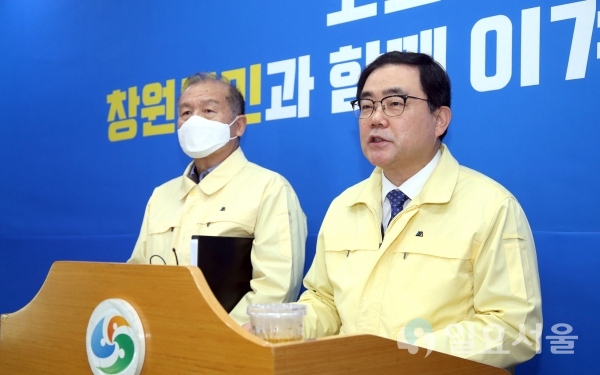 허성무 창원시장은 12일 브리핑을 통해 “코로나19 사태의 장기화와 전세계적 대유행(팬데믹)에 따라 재앙적인 경제 쇼크 우려를 낳고 있어 선제적인 준비가 반드시 필요하다”고 밝혔다. @ 창원시 제공