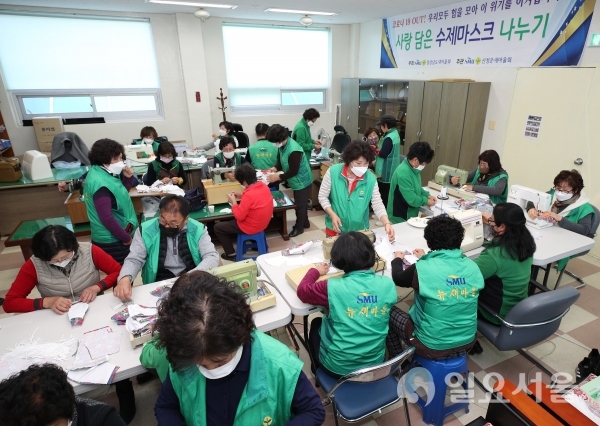 새마을부녀회가 손수 면마스크를 만들고 있다. @ 산청군 제공