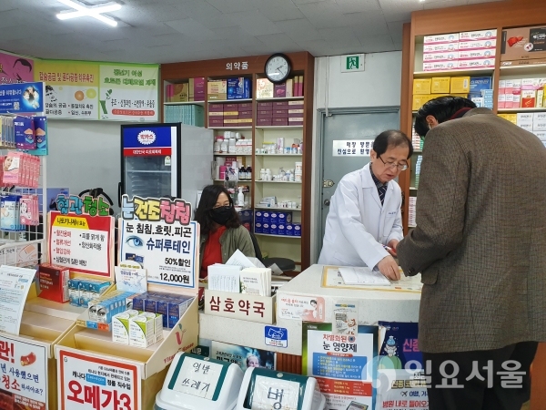 진주시는 '코로나19'로 인한 공적마스크의 원활한 공급과 1인 약국의 업무 부담을 덜어주기 위해 지난 11일부터 판매지원 인력을 배치해 운영하고 있다. @ 진주시 제공