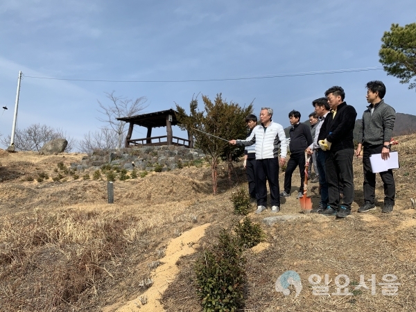 하동군은 차나무의 조기 수세 회복을 위해 13일 우리나라 차시배지 화개면 정금리 전통차밭 조성단지에서 민·관 합동으로 차밭 보전관리 활동을 벌였다. @ 하동군 제공