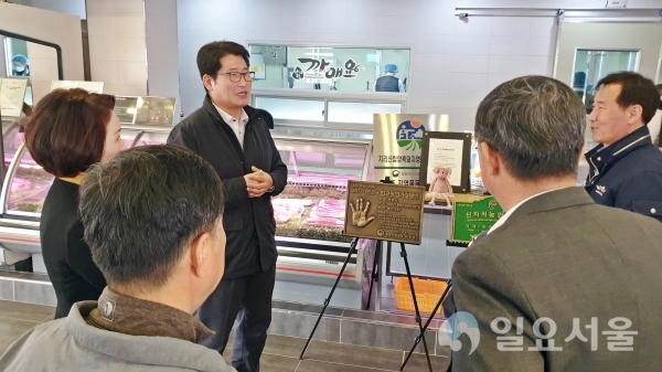 농촌진흥청 이용범 차장이 13일 함양군 호미랑 농촌교육농장과 기술명인 사업장인 까매요 등을 찾았다. @ 함양군 제공