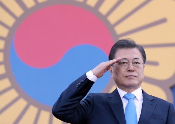 문재인 대통령이 12일 충남 아산시 경찰대학에서 열린 신임경찰 경위.경감 임용식에 참석해 임용 경찰들의 경례를 받고 있다. [뉴시스]