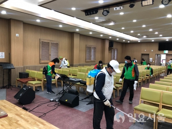 진주시 하대동은 신종 코로나바이러스 감염병(이하 코로나19) 확산 방지와 동민들의 불안감 해소를 위해 ‘일제 방역의 날’을 지정하고 민ㆍ관 합동으로 방역에 나섰다. @ 진주시 하대동 제공