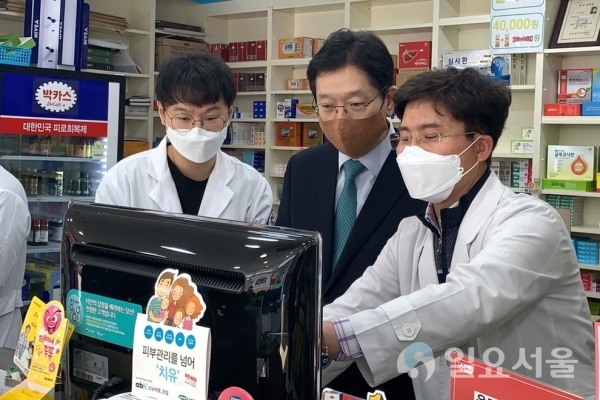 12일 오후 김경수 경남도지사가 진주시의 한 약국을 찾아 김성효 진주약사회장(오른쪽)으로부터 마스크 중복구매방지시스템에 대한 설명을 듣고 있다. 김 지사는 약사들에게 "어려운 일을 함께 감당해주셔서 감사드린다"는 뜻을 전했다. @ 경상남도 제공
