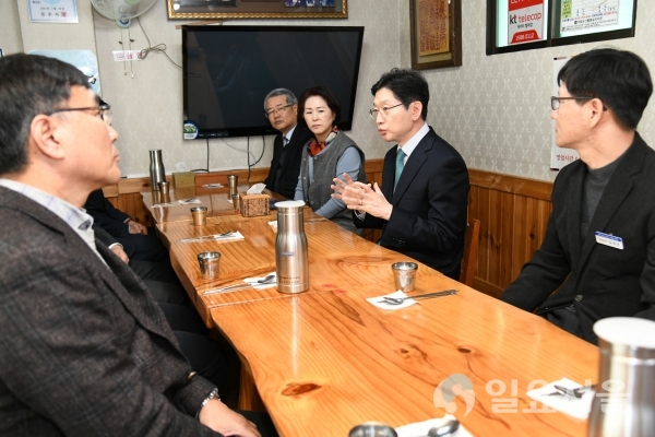 12일 오후 김경수 경남도지사 진주중앙시장을 방문해 코로나19로 인해 어려움을 겪고 있는 전통시장 상인들과 대화를 나눴다. 천성봉 서부지역본부장, 최달연 농업기술원장 등 김 지사 일행은 시장 내 한 식당에서 오찬을 함께 했다. 경남도는 코로나19로 인한 지역상권의 어려움을 함께 극복하기 위해 본청과 서부청사의 구내식당 휴무 횟수를 월2회에서 8회로 확대했다. @ 경상남도 제공