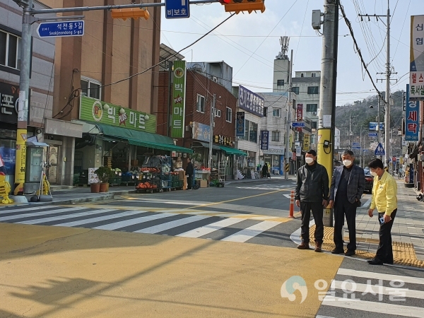 최옥환 마산회원구청장이 석전초등학교 ‘대각선횡단보도’ 설치 현장을 찾아 '보행자위주'의 어린이보호구역으로 추진에 만전을 기하도록 했다. @ 마산회원구 제공