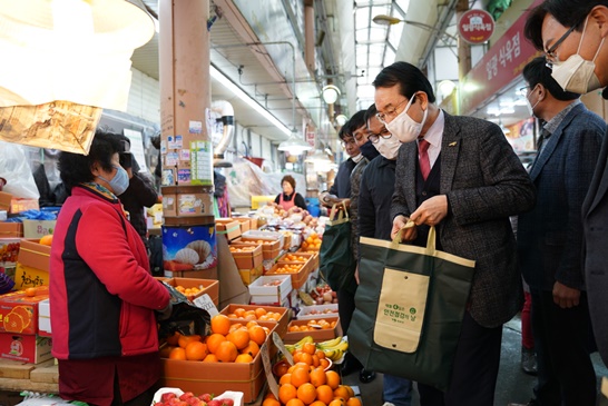 김종식 시장이 동부시장에서 전통시장 장보기 행사를 진행하고 있다.